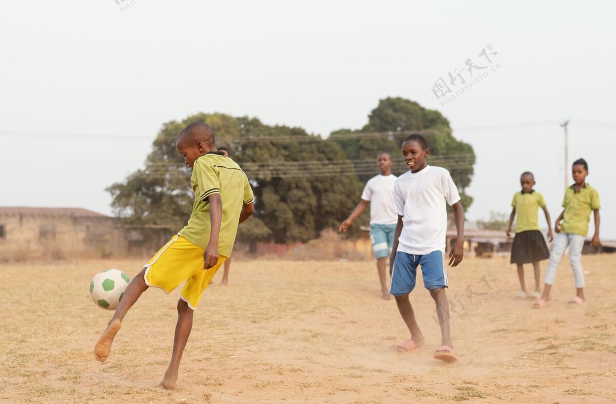 足球孩子们在踢足球足球非洲玩