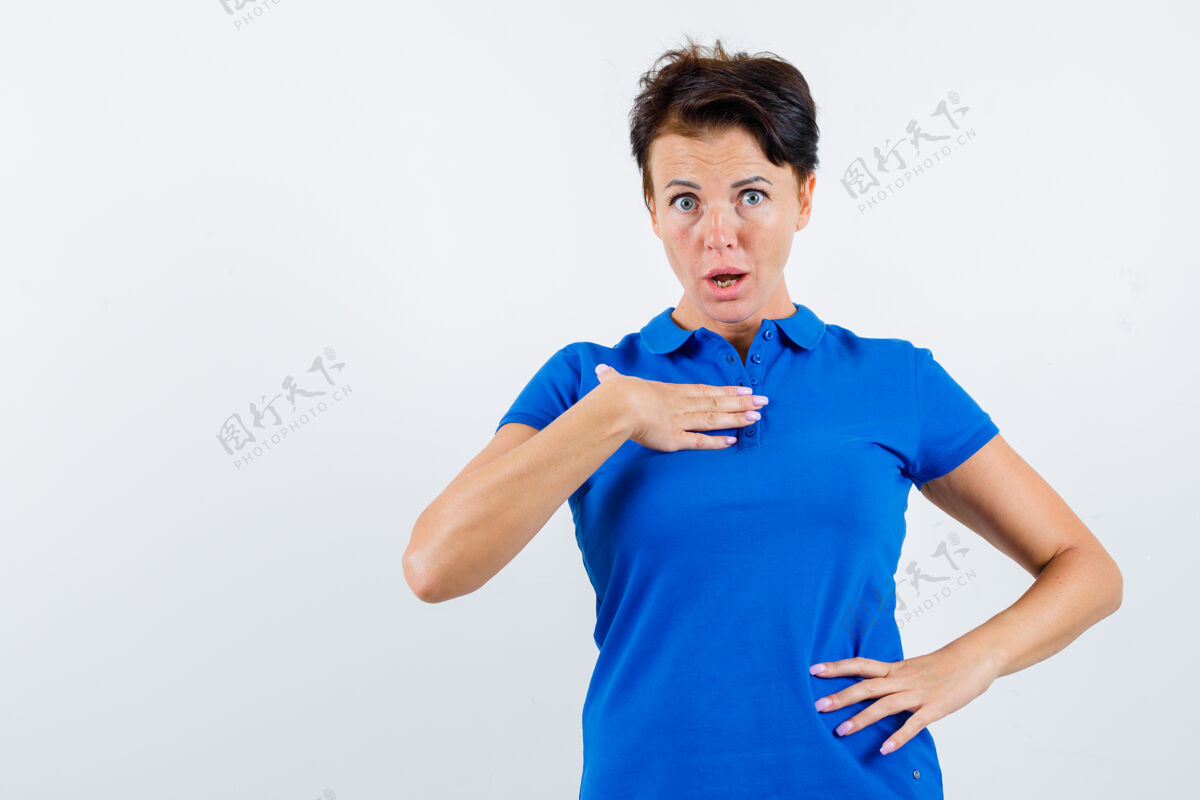 礼仪一幅成熟女人的肖像 手放在胸前 穿着蓝色t恤 疑惑不解地看着前方问题健康护理