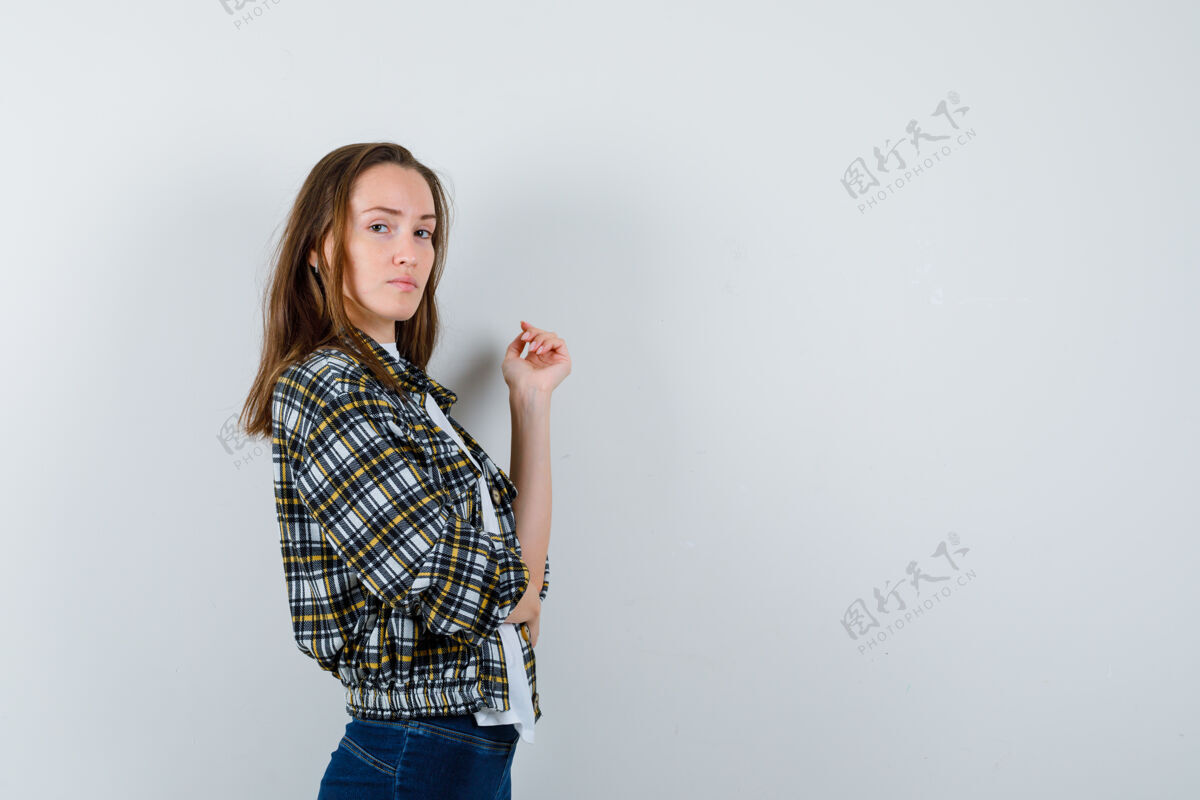 头发一位年轻女士 穿着t恤 夹克 牛仔裤摆出一副自信的样子正面图姿势漂亮皮肤护理