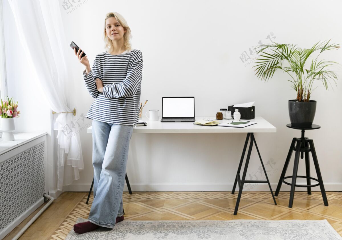 设备在家工作的女人笔记本电脑工作区黑屏