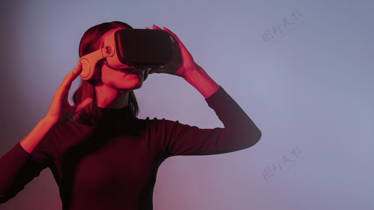设备戴着虚拟现实耳机的肖像女人模特技术虚拟现实模拟器