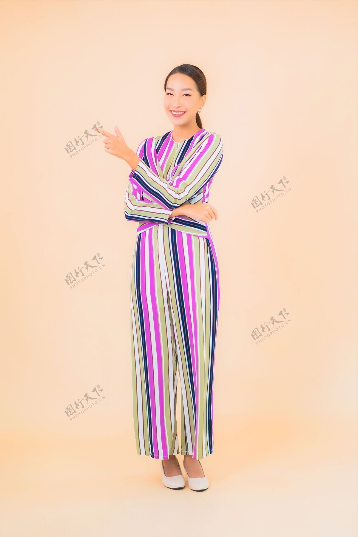 年轻肖像美丽的亚洲年轻女子微笑放松在行动上的色彩欢呼亚洲越南