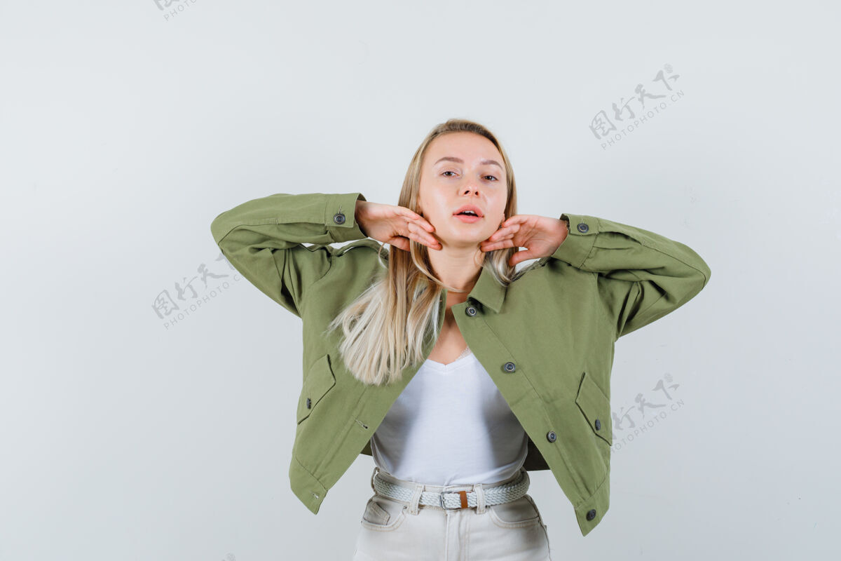 健康年轻的女士触摸她的皮肤 而在夹克 裤子摆姿势 看起来优雅 前视图夹克头发皮肤