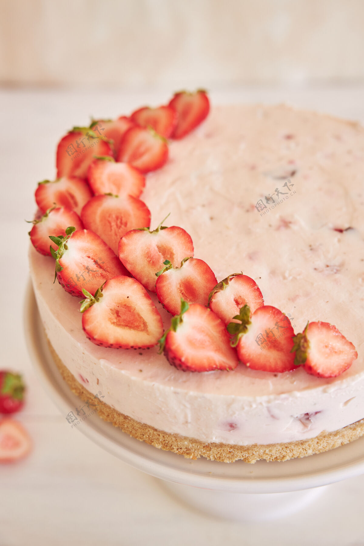 糖果美味的冰酸奶蛋糕配饼干底和草莓食品水果面包房