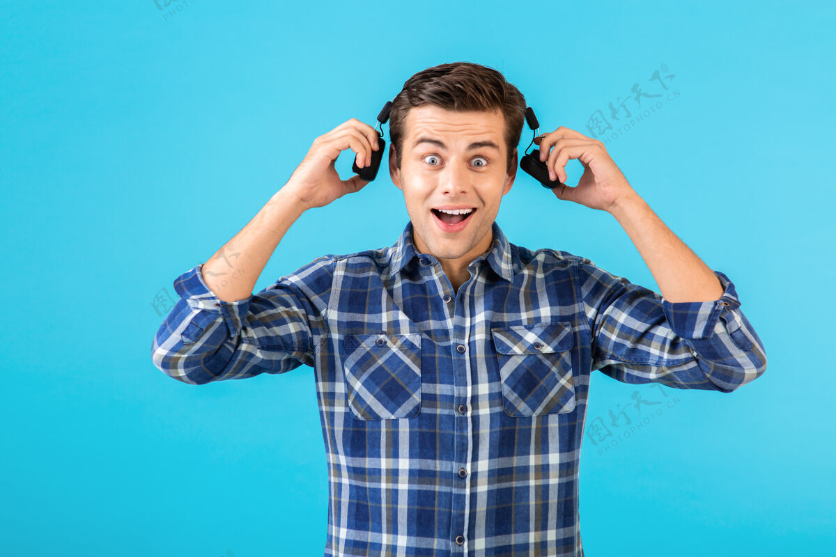耳机时尚帅气的年轻人戴着无线耳机听音乐声音模型音乐