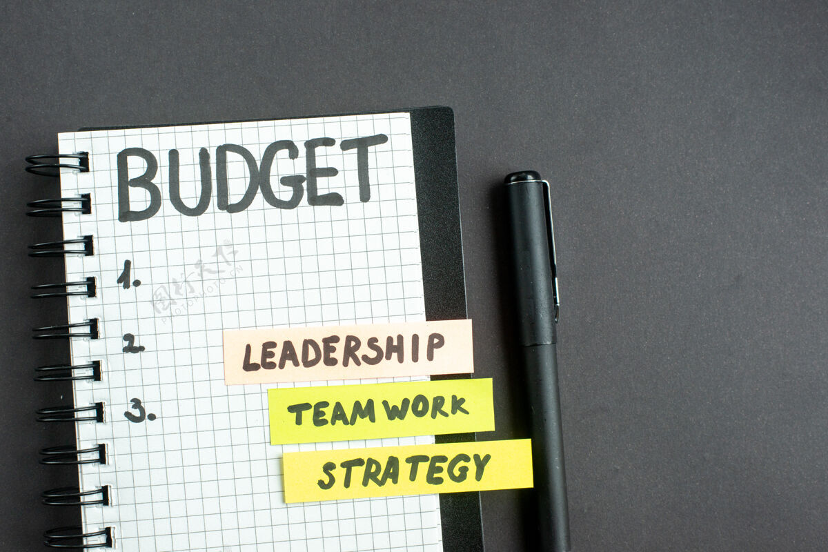 战略顶部查看预算笔记在记事本上用笔在黑暗的表面战略企业营销团队办公室领导工作成功成功笔记文件