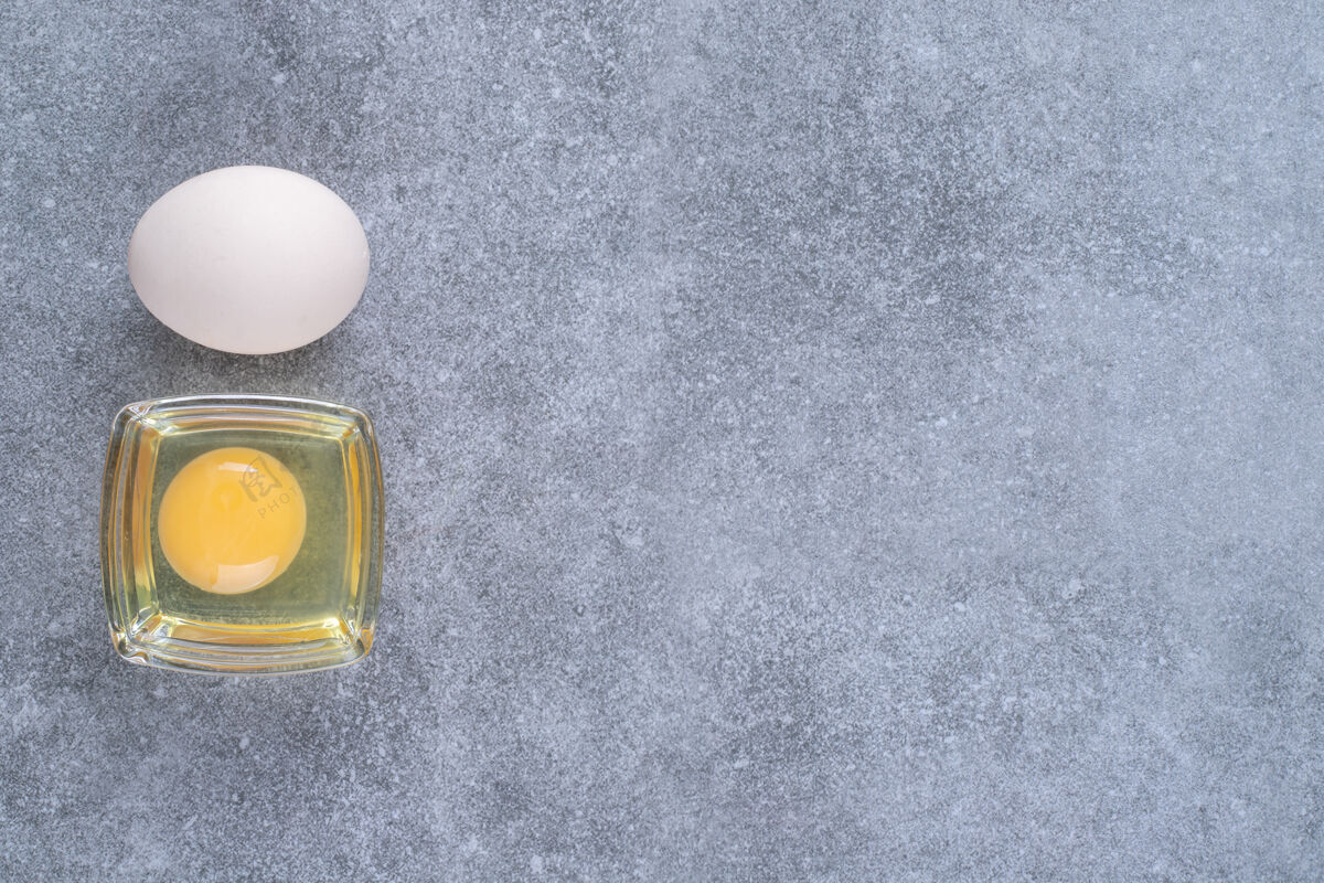 可口生的蛋黄鸡蛋放在大理石表面食物生的美味