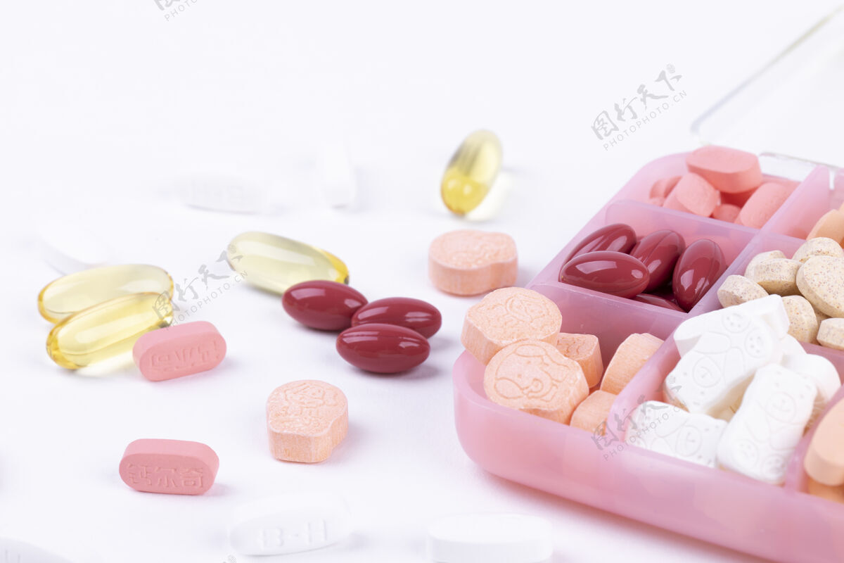 片剂各种药物的特写镜头在一个白色背景的药物容器片剂药品保健