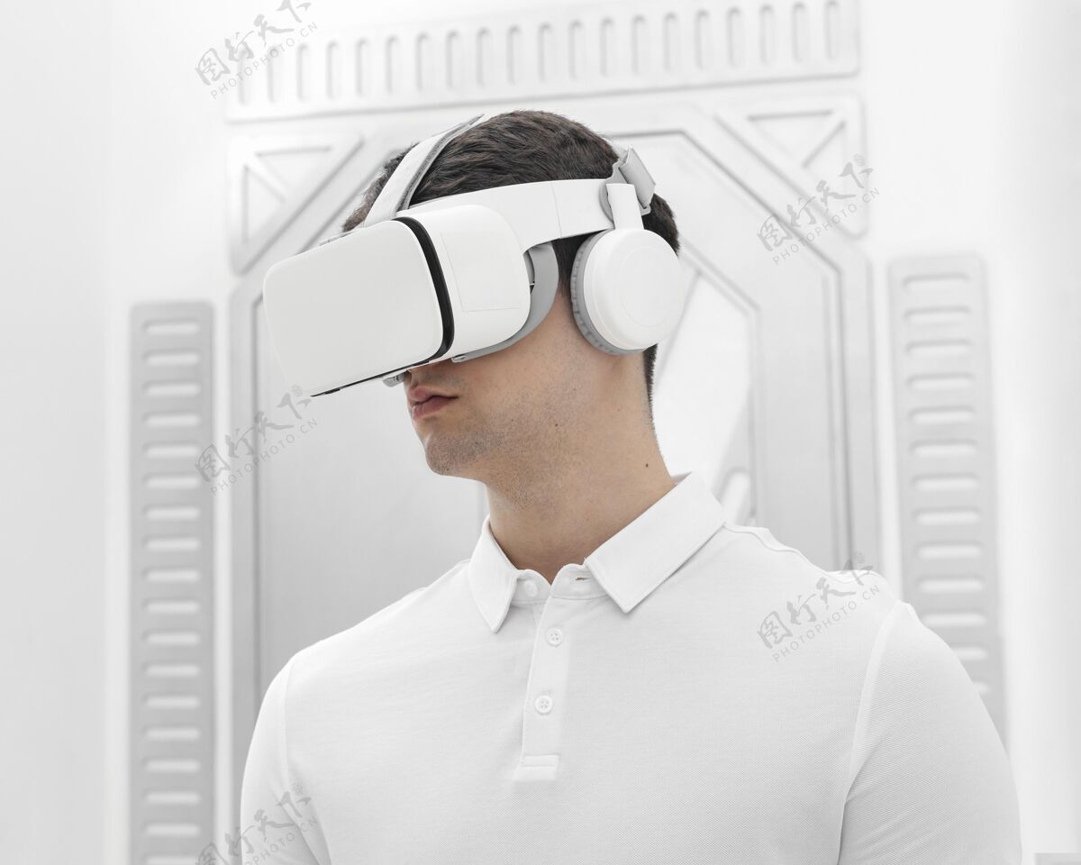 虚拟现实模拟器年轻人用虚拟现实模拟器设备人男性