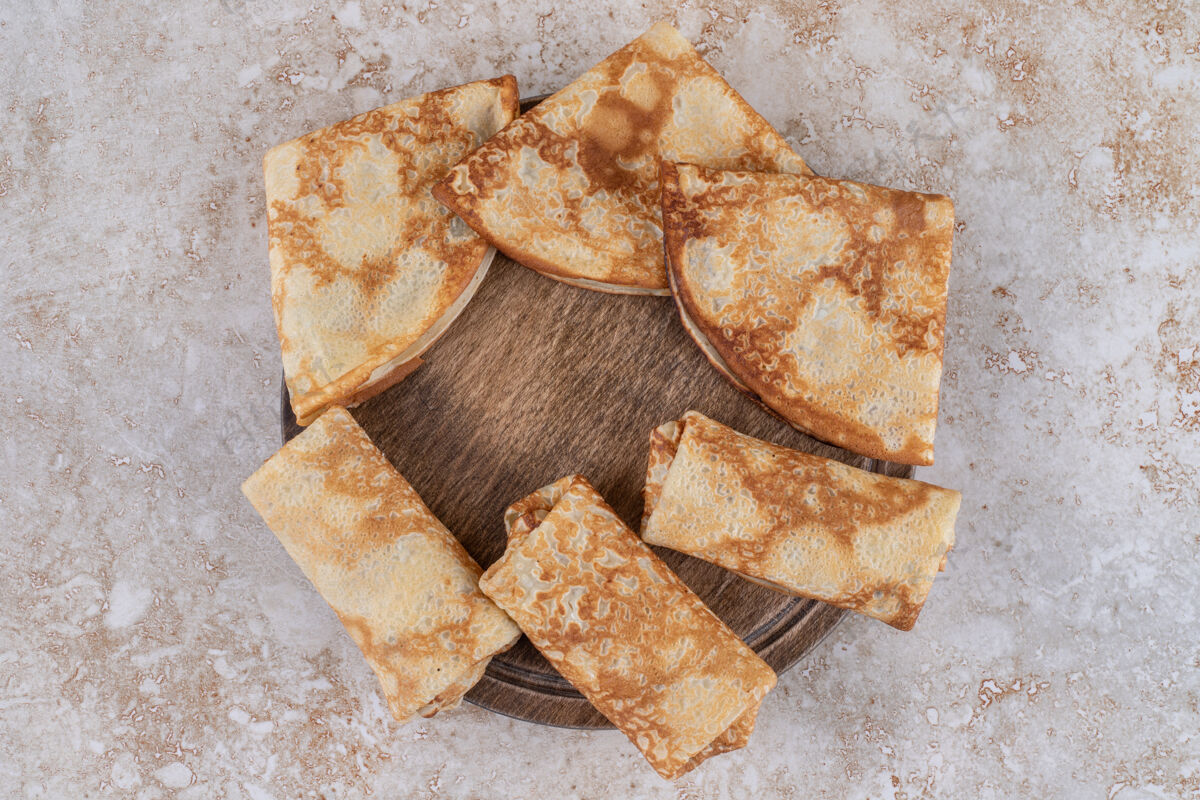 营养一块用美味的自制薄饼做成的木板小吃烘焙浆果
