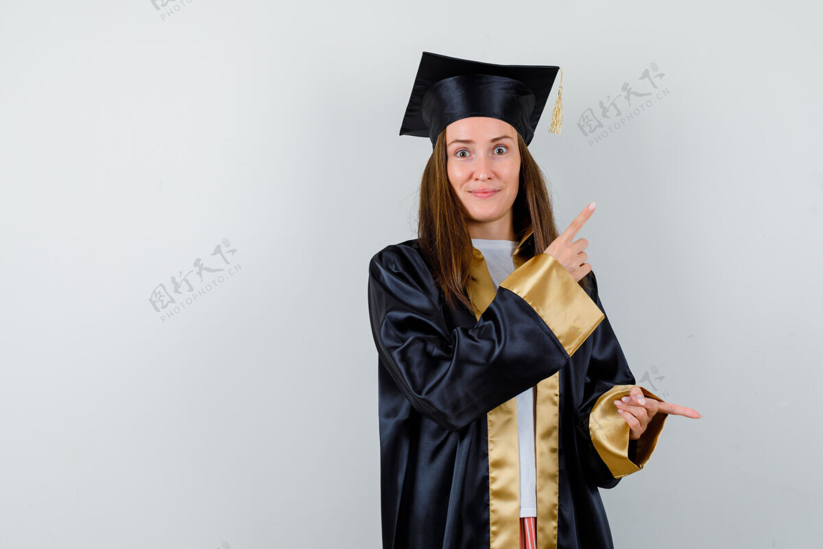 皮肤年轻的女毕业生穿着学院服站在一边 看起来很自信正面图学术黑发健康