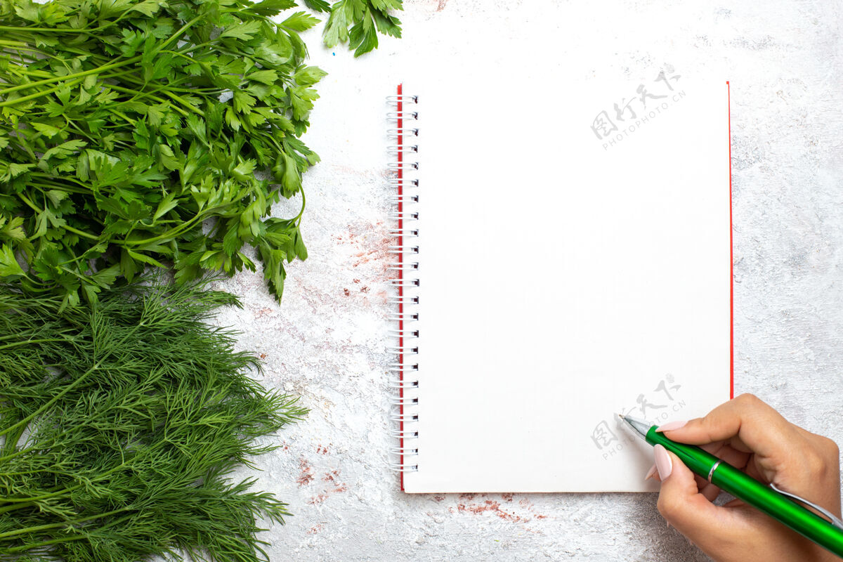 蜡笔顶视图新鲜绿色与记事本白色表面绿色产品餐食品杉木生的绿色
