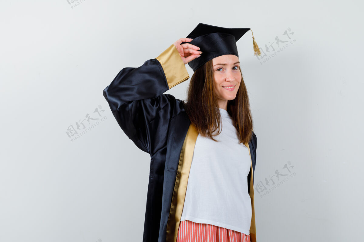 休闲女毕业生身着校服 休闲服 表情自信的正面照片女孩人大学