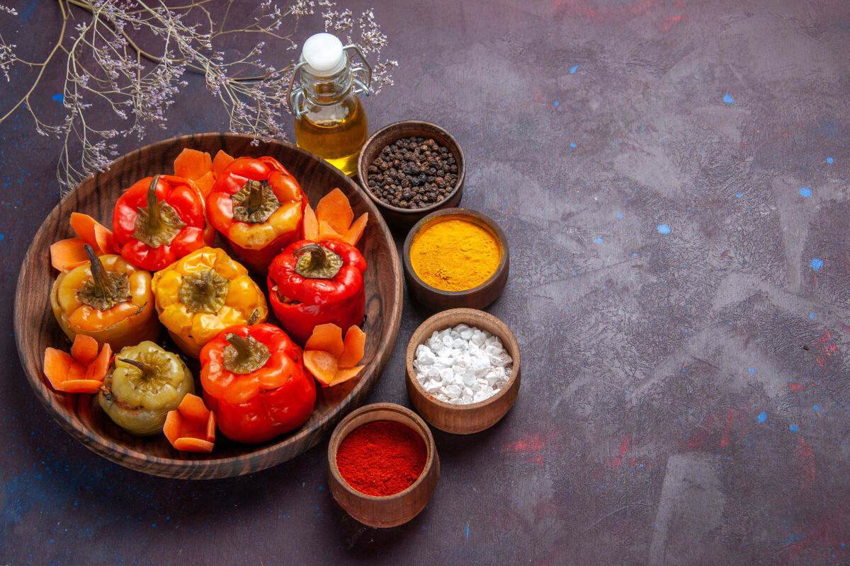 膳食顶视图熟甜椒与调味料对深灰色表面一餐蔬菜肉多尔玛食品蔬菜顶部肉类