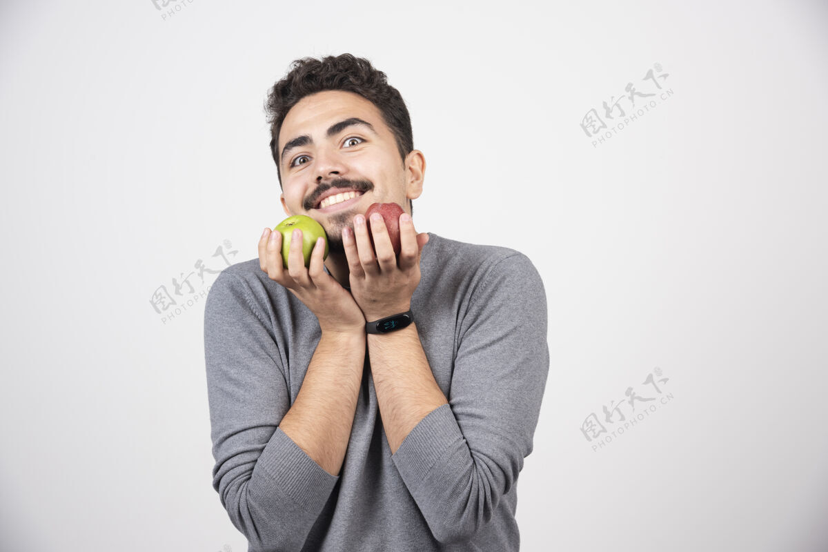 水果快乐的人微笑着 灰色的苹果男性男孩肖像