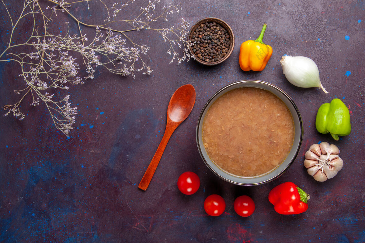 油顶视图菜豆汤用橄榄油和蔬菜在深色表面上煮菜豆菜制作粉末蔬菜