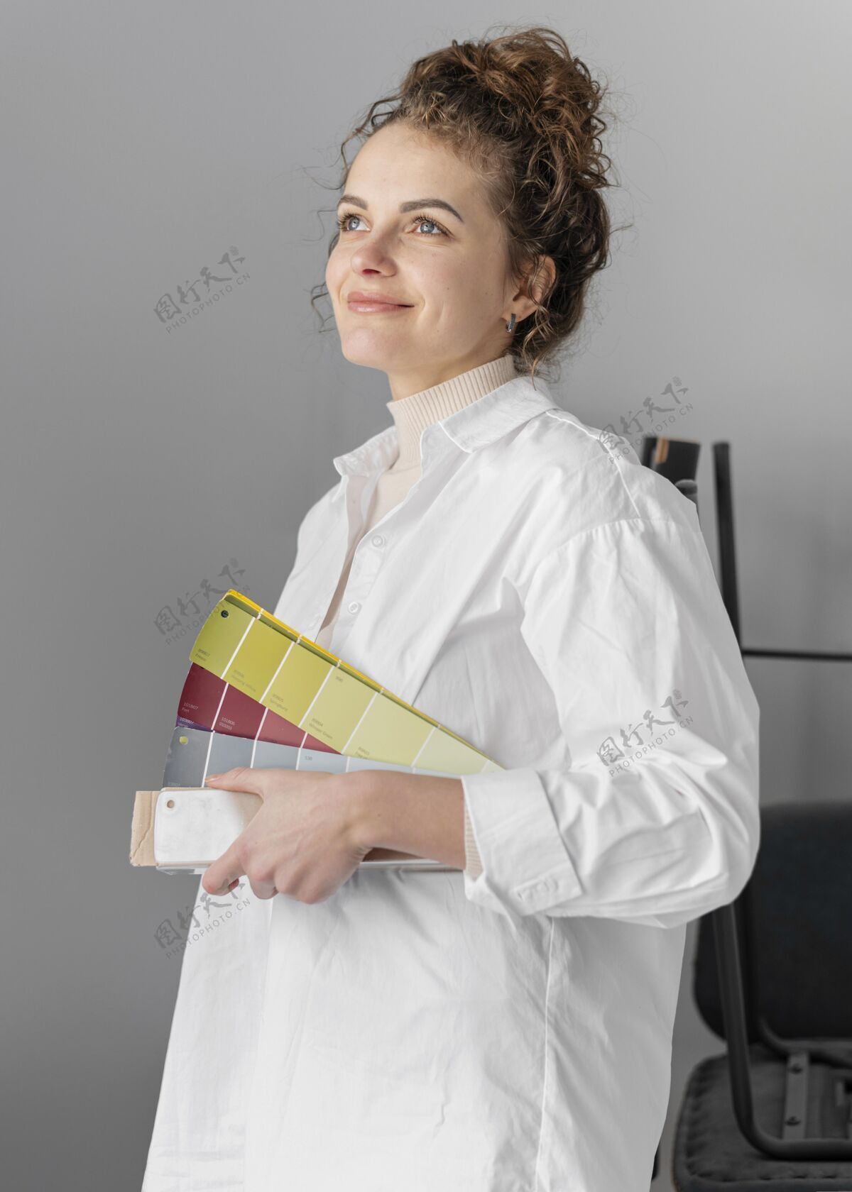 室内中等身材的女人用调色板调色板室内重新装修