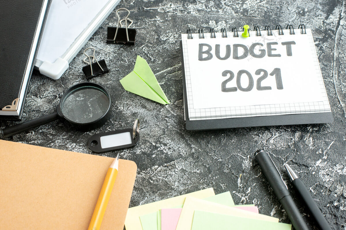 预算前视图预算说明与灰色背景上的钢笔工作钢笔文案