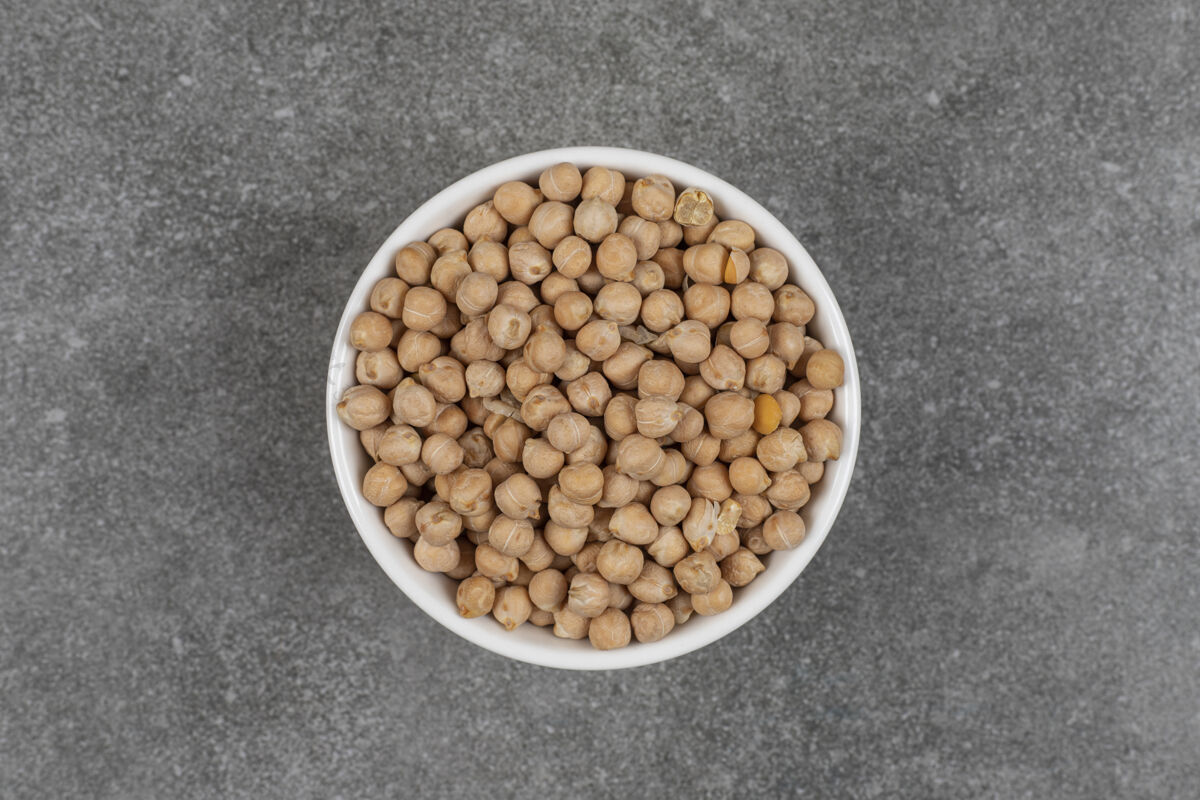 食品白碗里的干黄豆堆有机自然