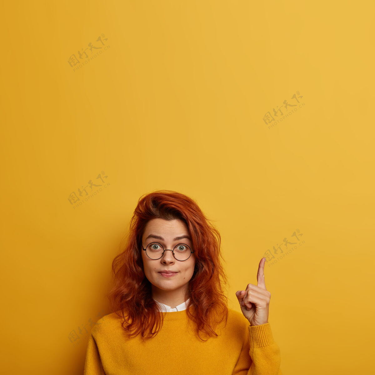 方式你需要看看惊讶的红发欧洲女人戴着圆眼镜 指着上面 展示全新产品 广告复制空间女性向上学生