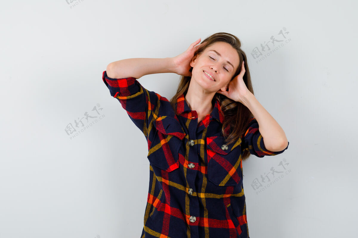 放松年轻女士穿着休闲衬衫揉着头 看起来很放松的正面照片前面时尚手机