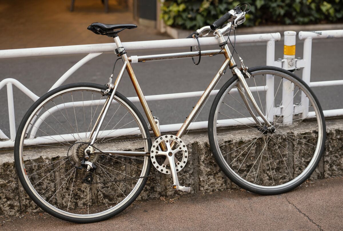 生活方式老式生锈的自行车靠近栅栏自行车活动活动