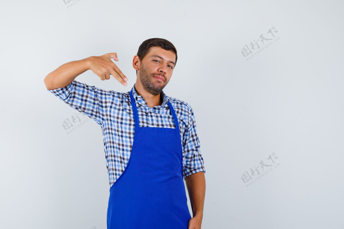 制服穿着蓝色围裙和衬衫的年轻男厨师男士衬衫围裙
