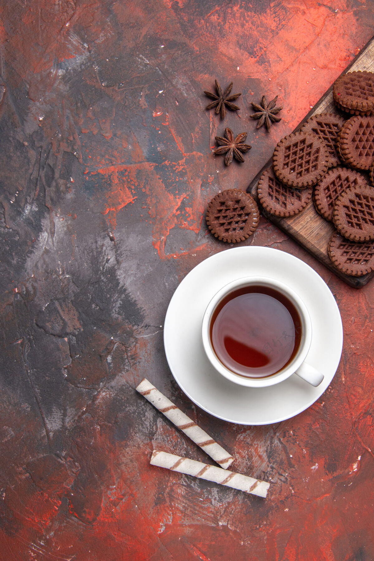 杯子俯瞰一杯茶与巧克力饼干在一张深色的桌子上颜色仪式茶深色咖啡因黑暗仪式