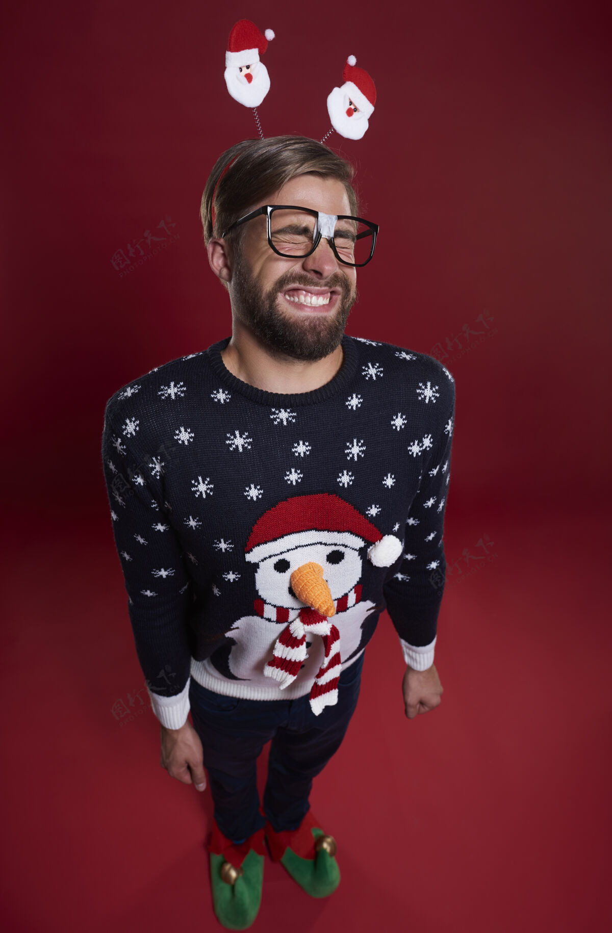 微笑穿着圣诞服装的微笑男人的特写镜头圣诞节男人圣诞毛衣
