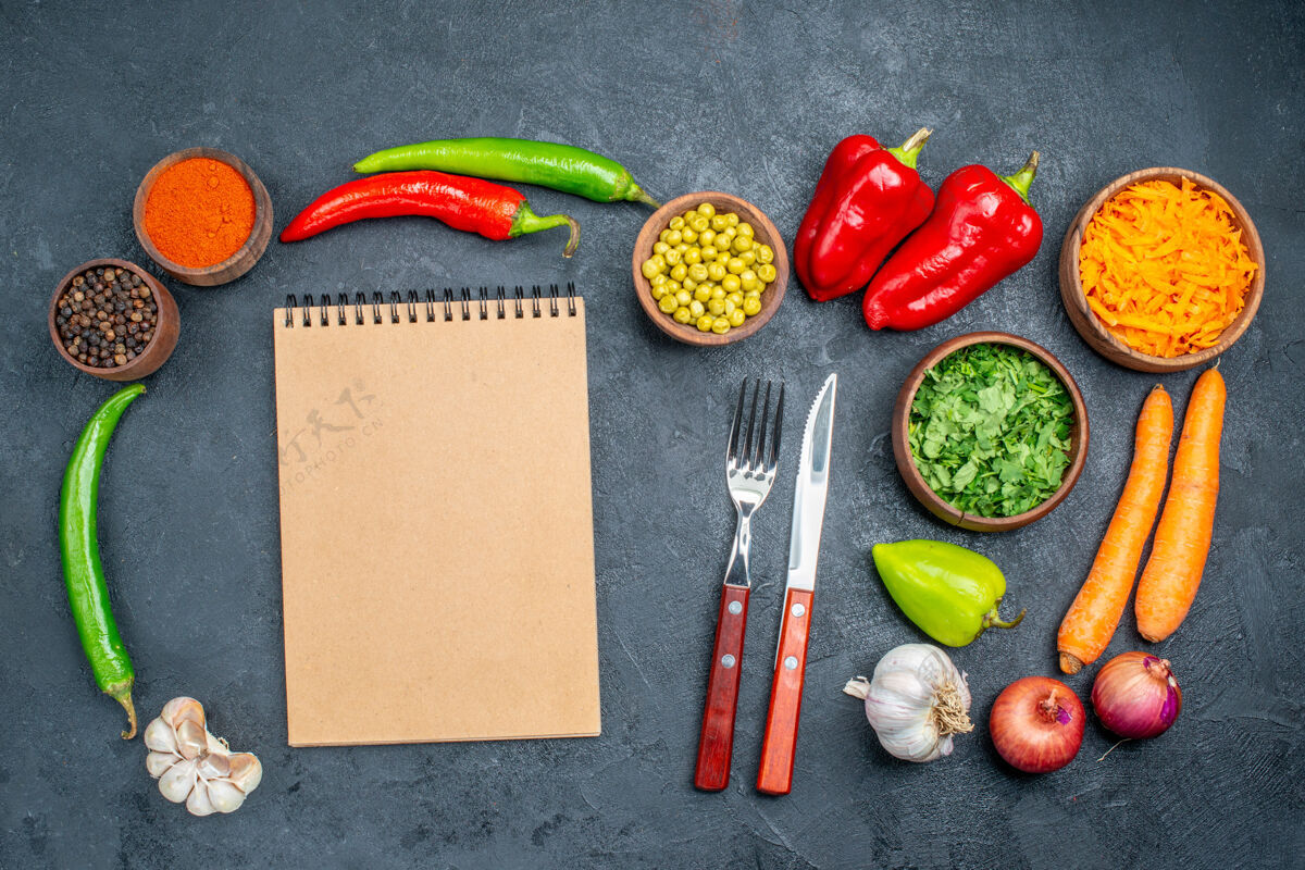 纸在一张深色的桌子上俯瞰新鲜蔬菜和蔬菜成熟的沙拉蔬菜蔬菜绿色沙拉