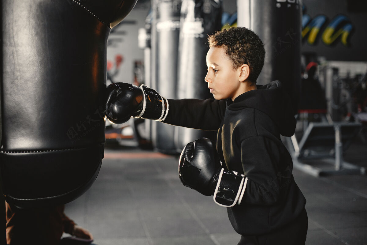 戒指年轻勤奋的拳击手学习拳击孩子在体育中心孩子开始了一个新的爱好运动搏击盒子