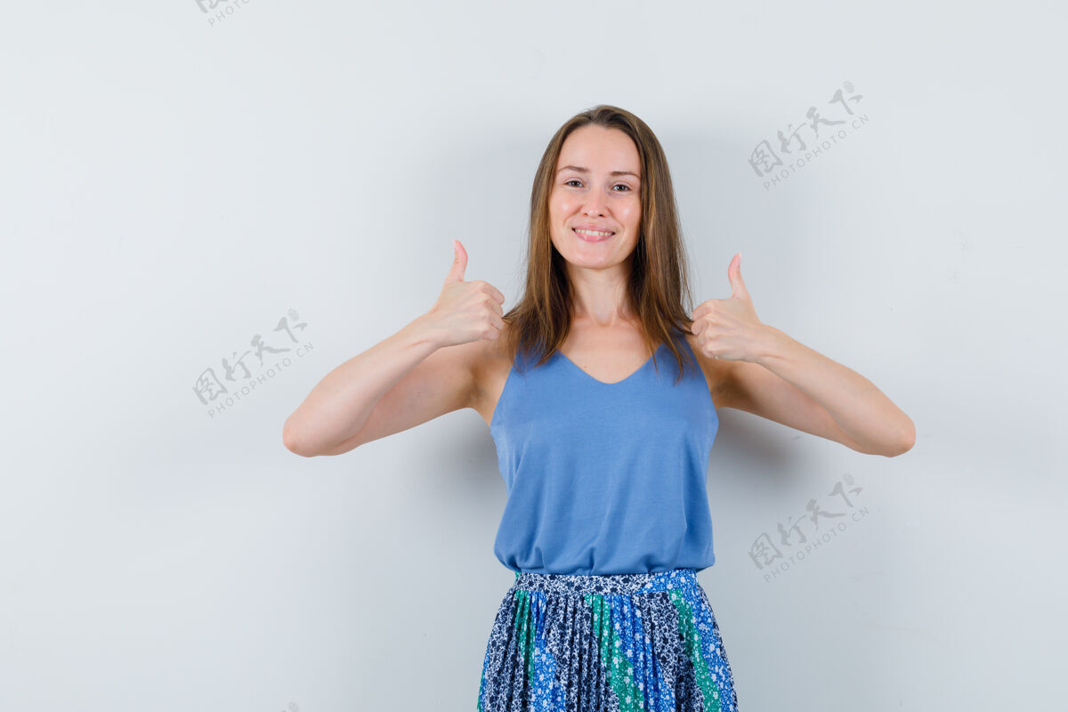 单身年轻的女士在单品 裙子上竖起大拇指 看起来很自信干净黑发皮肤护理