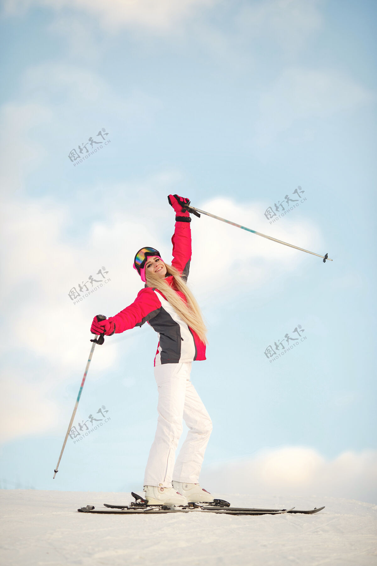 女孩在雪山的背景下 滑雪者在山坡上摆姿势活跃女人下雪