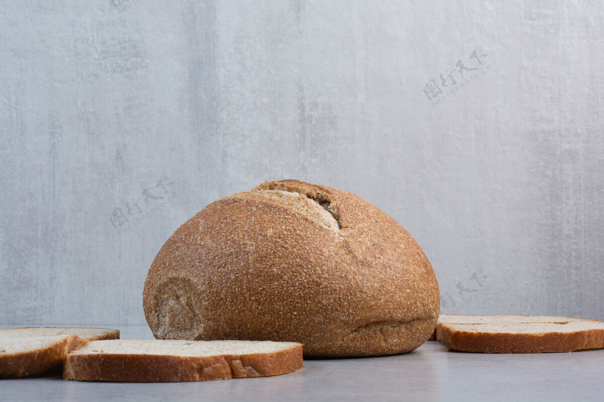 营养把面包片和整个面包放在大理石表面切片黑麦明星