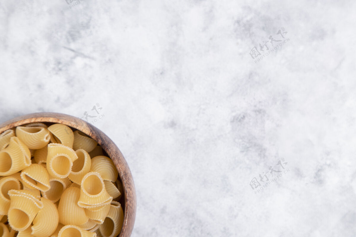 烹饪在大理石背景上放满生面食的木碗高质量的照片意大利菜饮食香肠