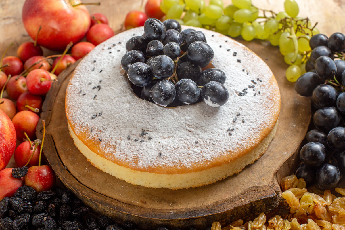 美味侧面特写：蛋糕木板上的开胃蛋糕葡萄葡萄干樱桃苹果可食用水果蓝莓食物