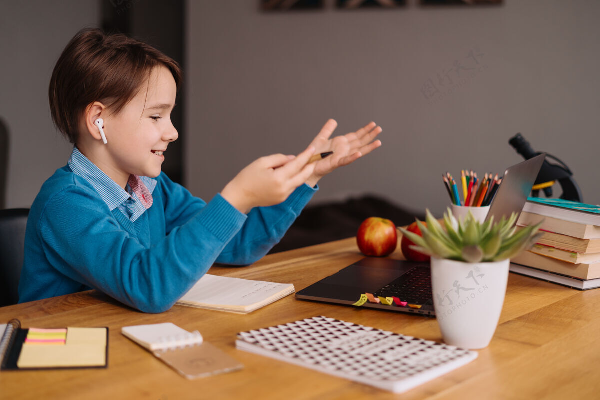 隔离一个未成年男孩用笔记本电脑在线上课科目作业家庭学校