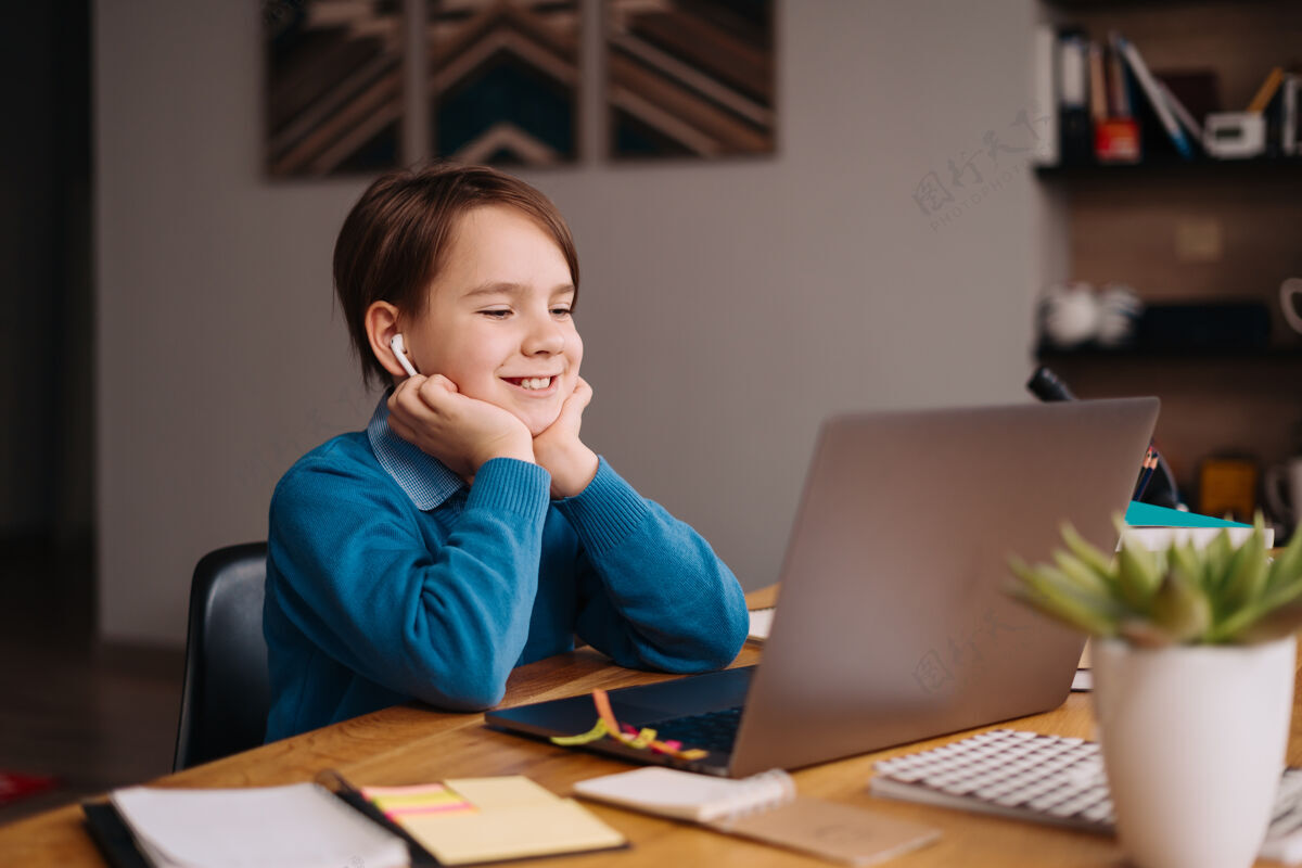 知识一个未成年男孩用笔记本电脑在线上课互联网沟通男孩