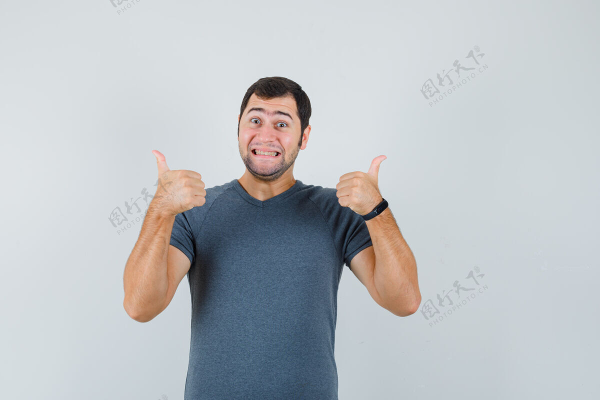 商务网络摄像头穿着灰色t恤的年轻男子竖起大拇指 看上去很快乐拇指接听电话幼儿