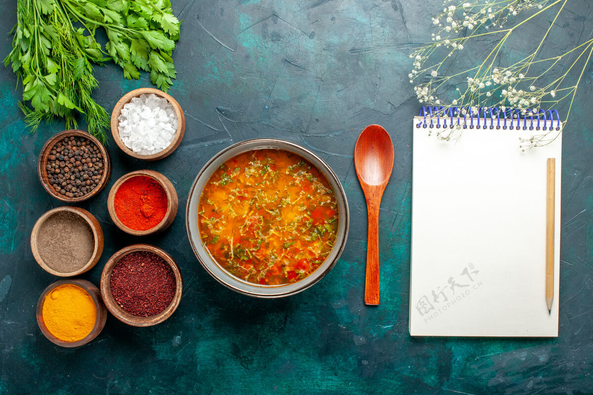 汤俯瞰美味的蔬菜汤配调味料上绿桌食品蔬菜配料汤产品餐顶部膳食桌子