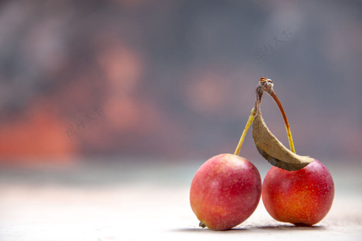苹果侧面特写观赏樱桃桌上的开胃樱桃特写甜点可食用水果