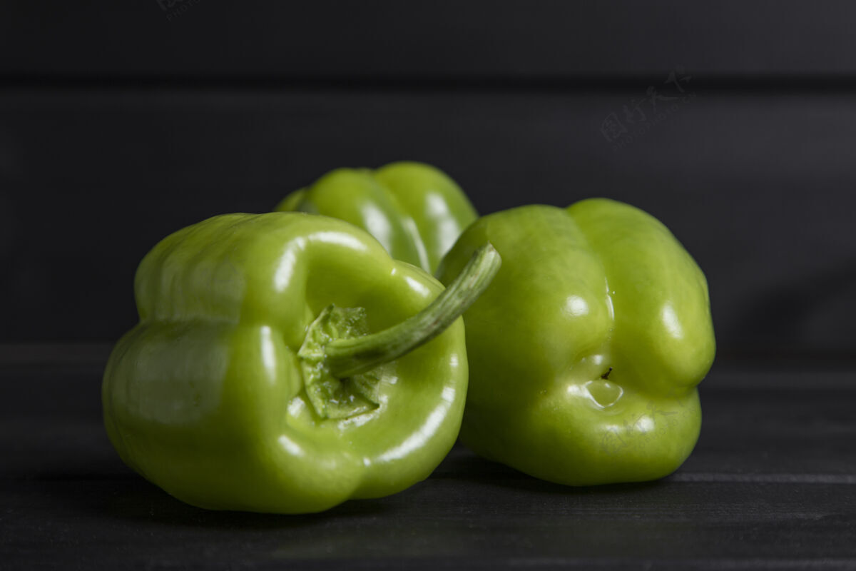 生的整个青椒放在深色的木桌上高质量的照片蔬菜食品新鲜