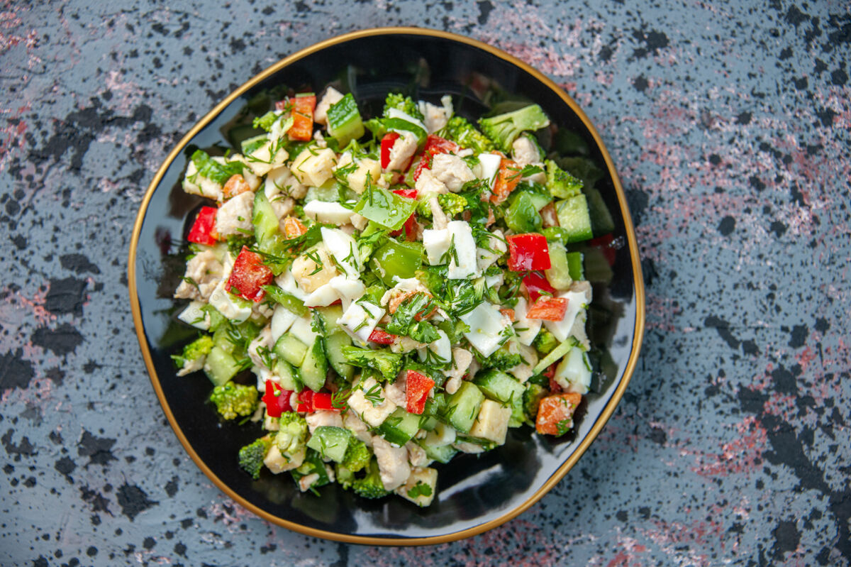 胡椒粉顶视图美味的蔬菜沙拉内盘上深色背景美食午餐餐厅新鲜膳食健康饮食颜色沙拉饮食晚餐