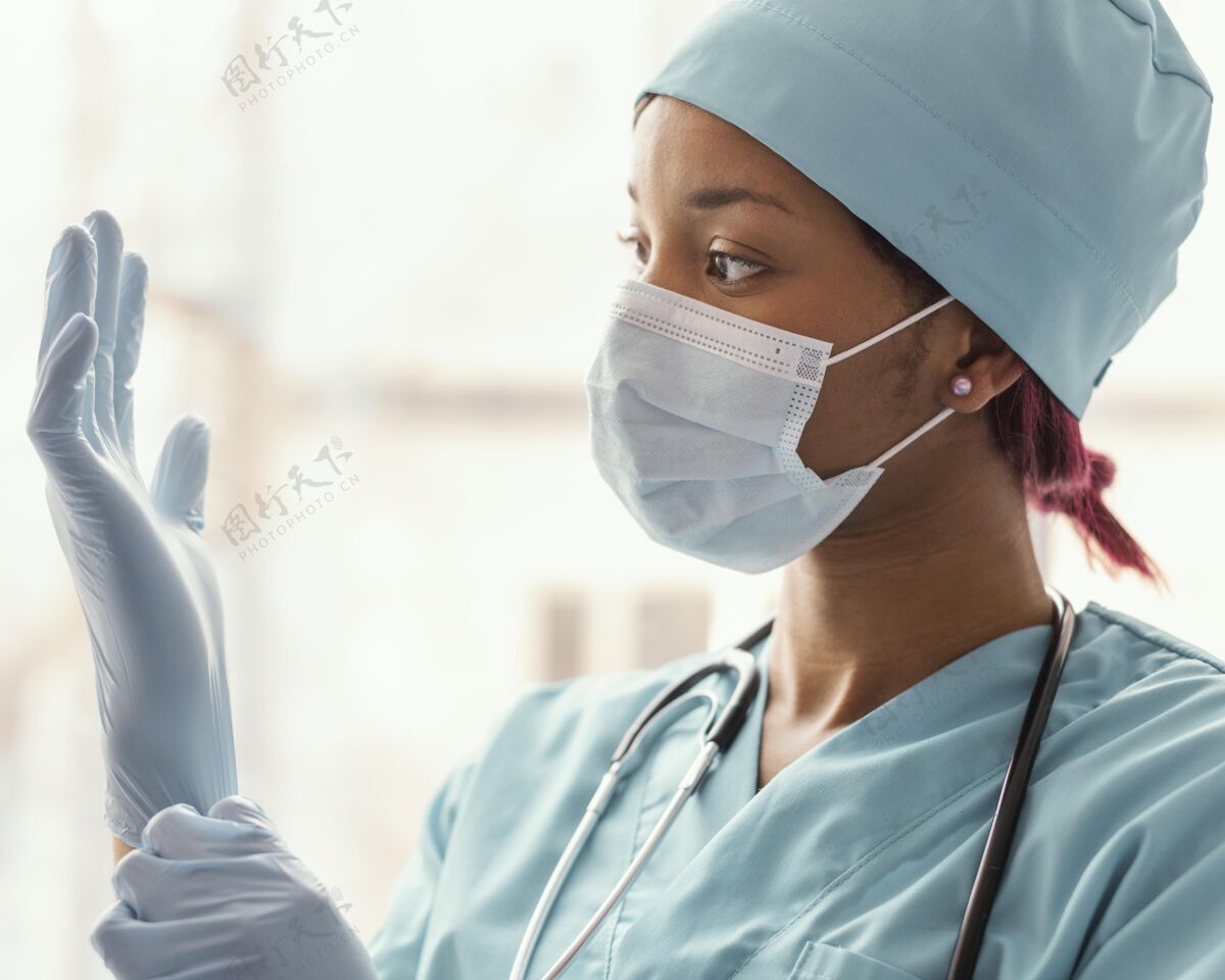 女人戴上手套接近卫生工作者职业生活方式面具