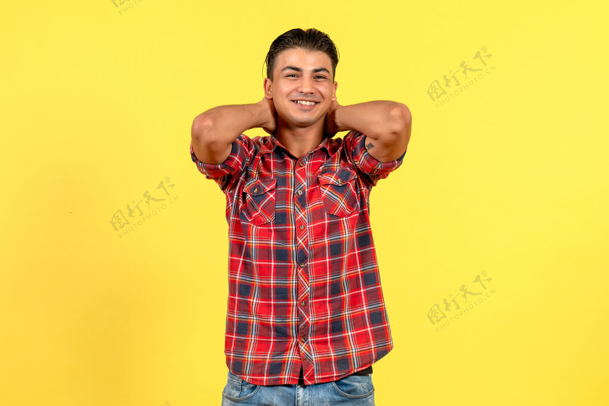 成人正面图身着鲜艳衬衫的年轻男性在黄色背景色的男模特身上微笑姿势健身男性