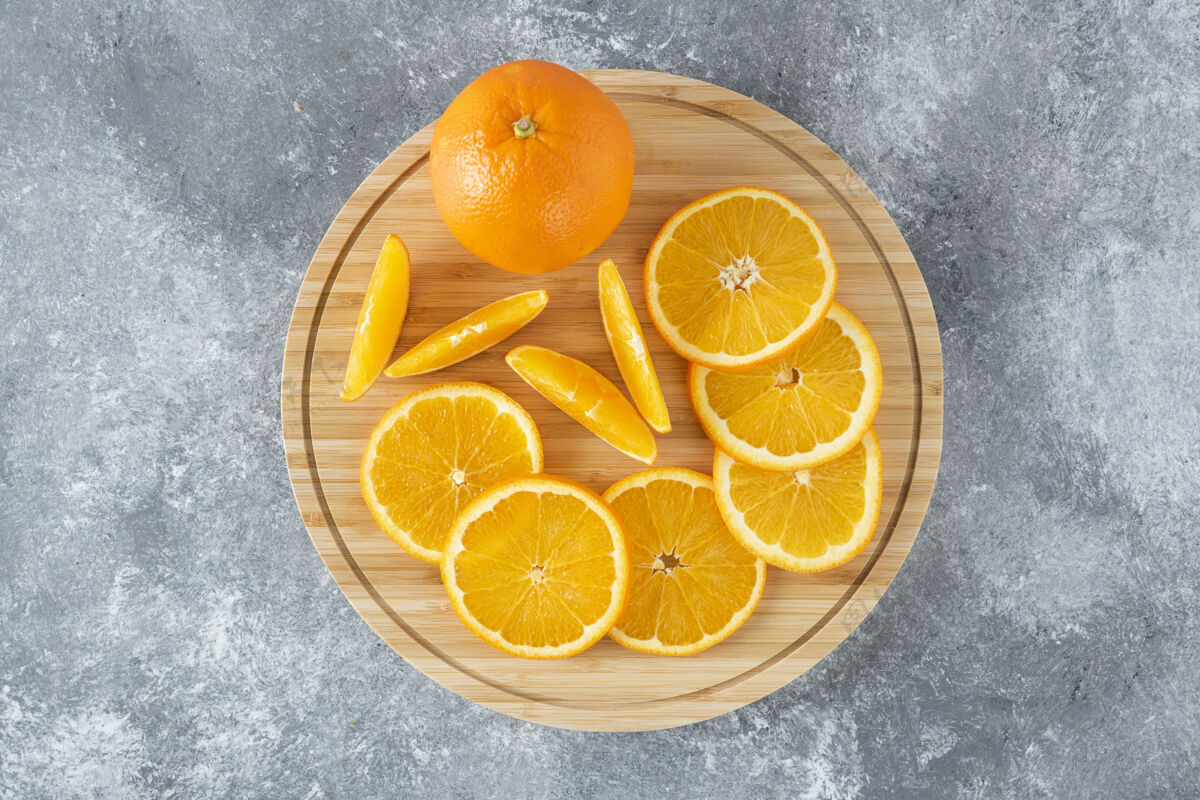 水果石桌上放满了橙子汁的木板切片天然食物