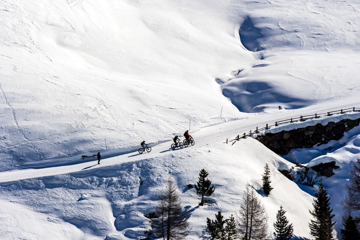 风景美丽的景色骑自行车穿越雪山在南蒂罗尔 白云石 意大利骑行自行车冒险