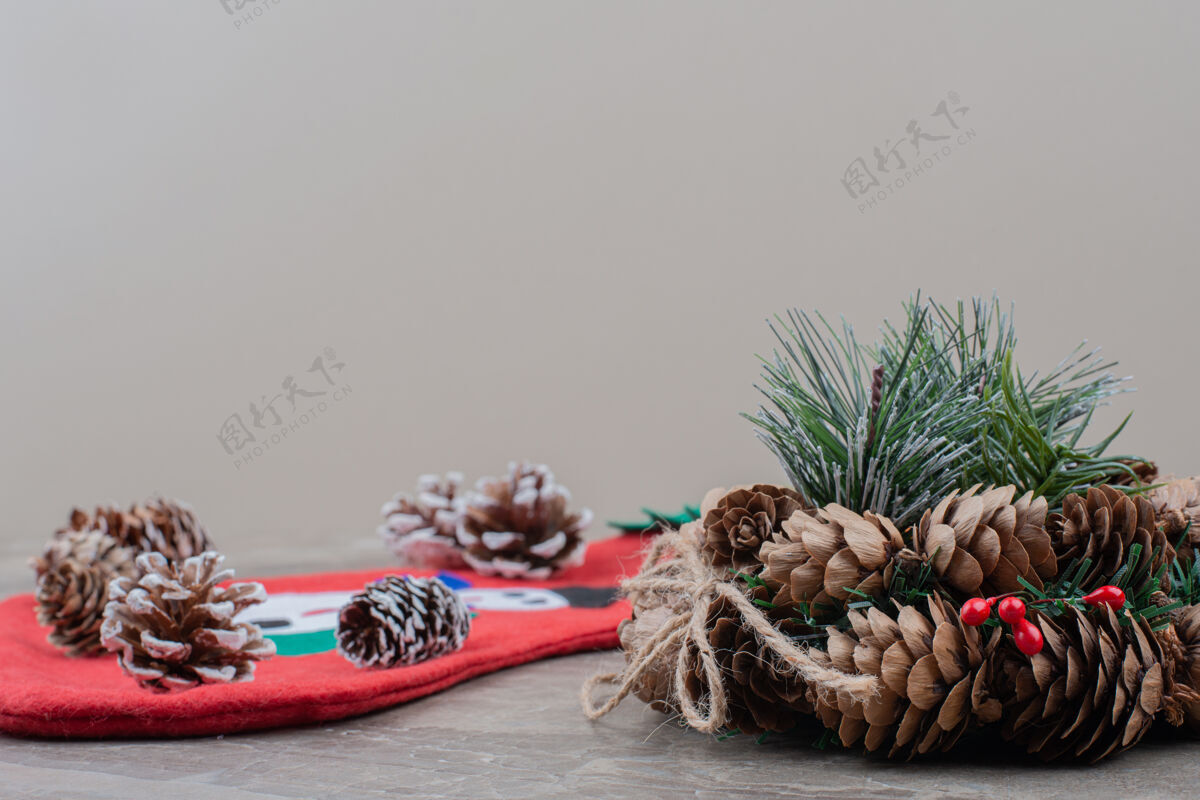 花环圣诞花环和松果放在大理石上圣诞节松树袜子