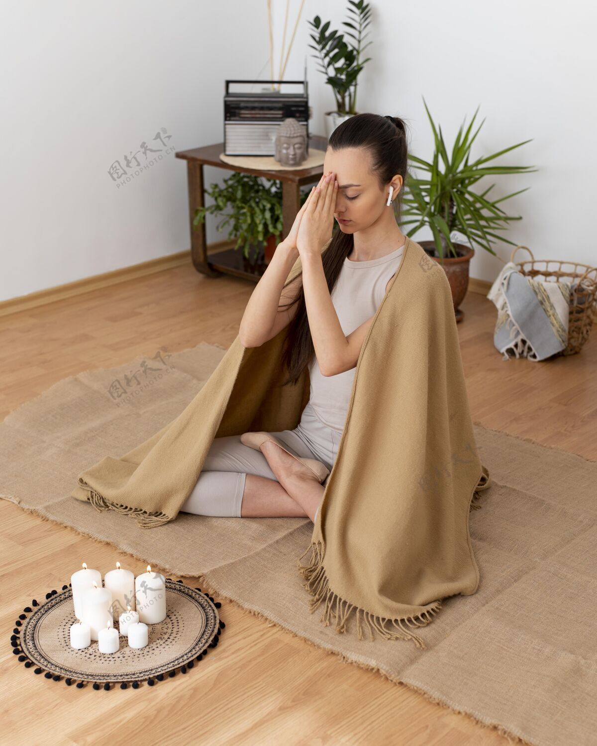 瑜伽拿着蜡烛的盘子冥想的女人肖像托盘女人