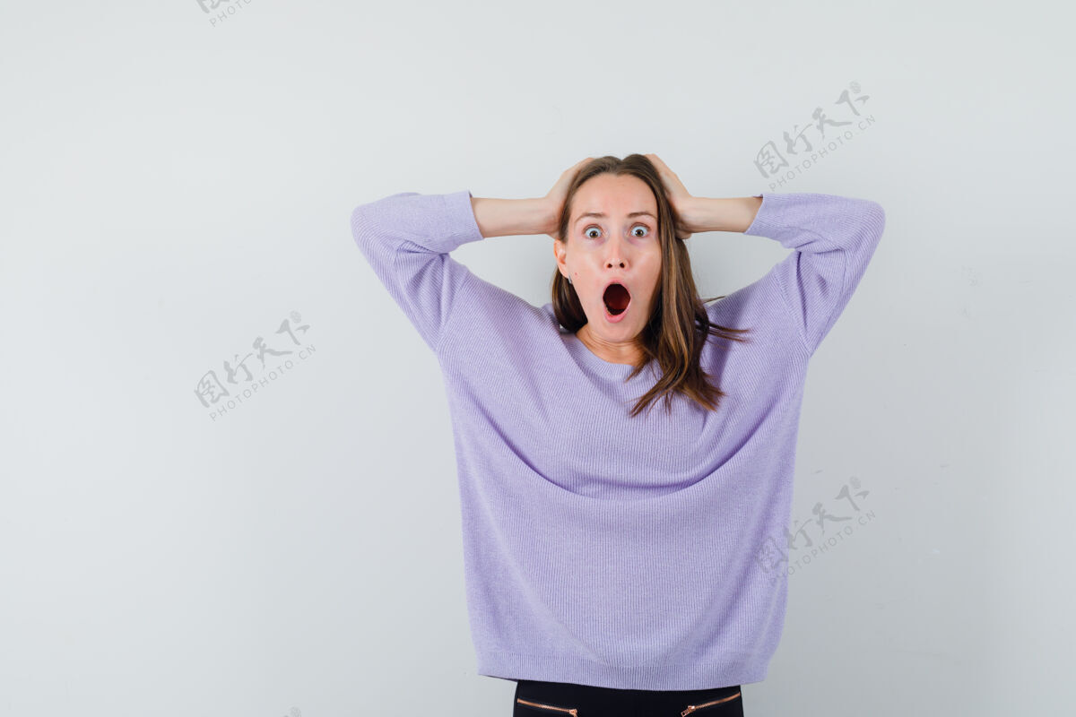 持有一位身穿淡紫色上衣的年轻女性 手放在头上 看上去很惊慌衬衫黑发漂亮